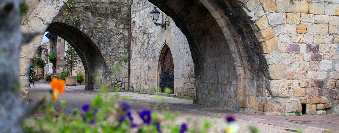 Explora el encanto medieval de Cartes: Un destino imprescindible en Cantabria