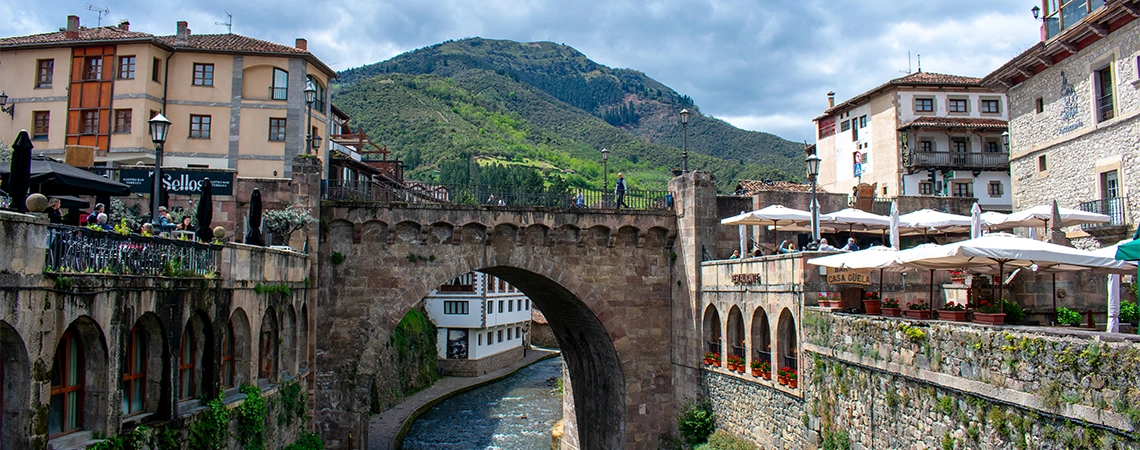 Potes, un pueblo donde la magia de las montañas se fusiona con su arquitectura medieval